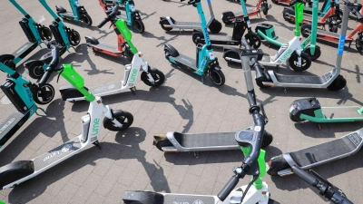 E-Scooter spalten die Gemüter: Die einen nervt es, dass sie auf dem Gehweg rumstehen – die anderen finden sie ungemein praktisch, um schnell voranzukommen. (Foto: Christian Charisius/dpa/dpa-tmn)