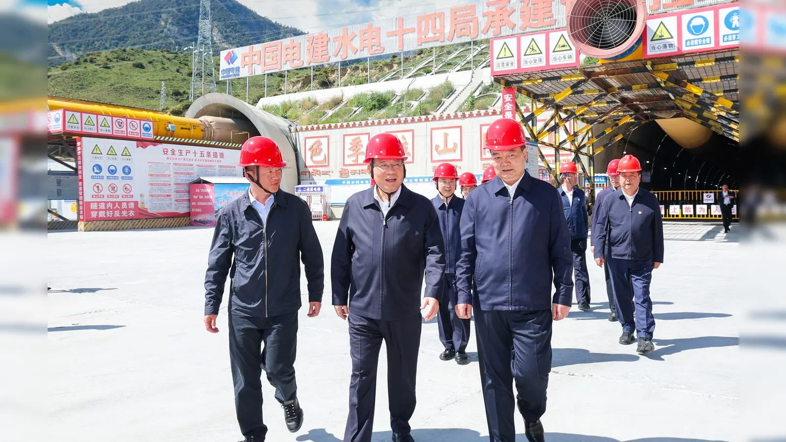 Chinas Ministerpräsident Li besuchte in Tibet auch andere Großbauprojekte.  (Foto: Liu Bin/XinHua/dpa)