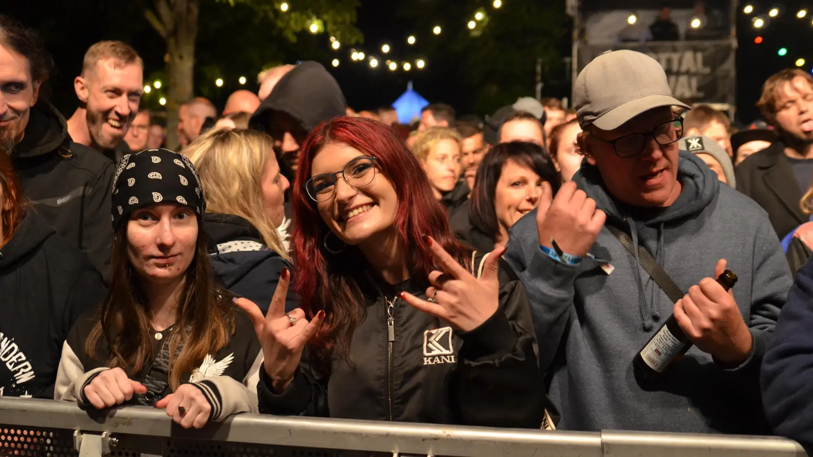 Zum Biberttal-Festival 2025 feiern auch am Sonntag die Besucherinnen und Besucher gut gelaunt mit. (Foto: Yvonne Neckermann)