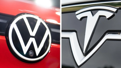VW verdoppelt E-Auto-Auslieferungen, Tesla halbiert sie. (Foto: Ronald Bonß;Patrick Seeger/dpa)