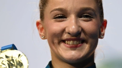 Strahlende Siegerin: Karina Schönmaier aus Deutschland wird in Leipzig Europameisterin im Sprung.  (Foto: Marijan Murat/dpa)