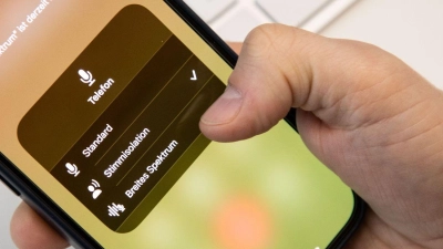 Hintergrund leise, Stimme deutlich: Das soll die Stimmisolation bei Anrufen mit dem iPhone erreichen. Man findet sie während des Anrufs im Kontrollzentrum. (Foto: Christin Klose/dpa-tmn/dpa)