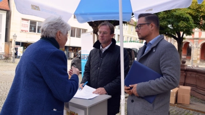 Bürgerinnen und Bürger hatten am Dienstag auf dem Neustädter Marktplatz die Gelegenheit, ihre Anliegen bei Wolfgang Fackler (Mitte) vorzubringen. Der Landtagsabgeordnete Werner Stieglitz unterstützte. (Foto: Johannes Zimmermann)