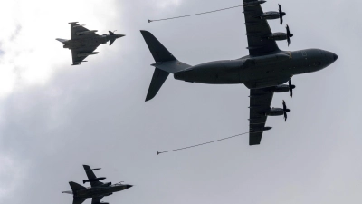 Zwei Flugzeuge vom Typ A400M sollen zur Betankung von Kampfjets bei der Übung eingesetzt werden. (Foto: Stefan Sauer/dpa)