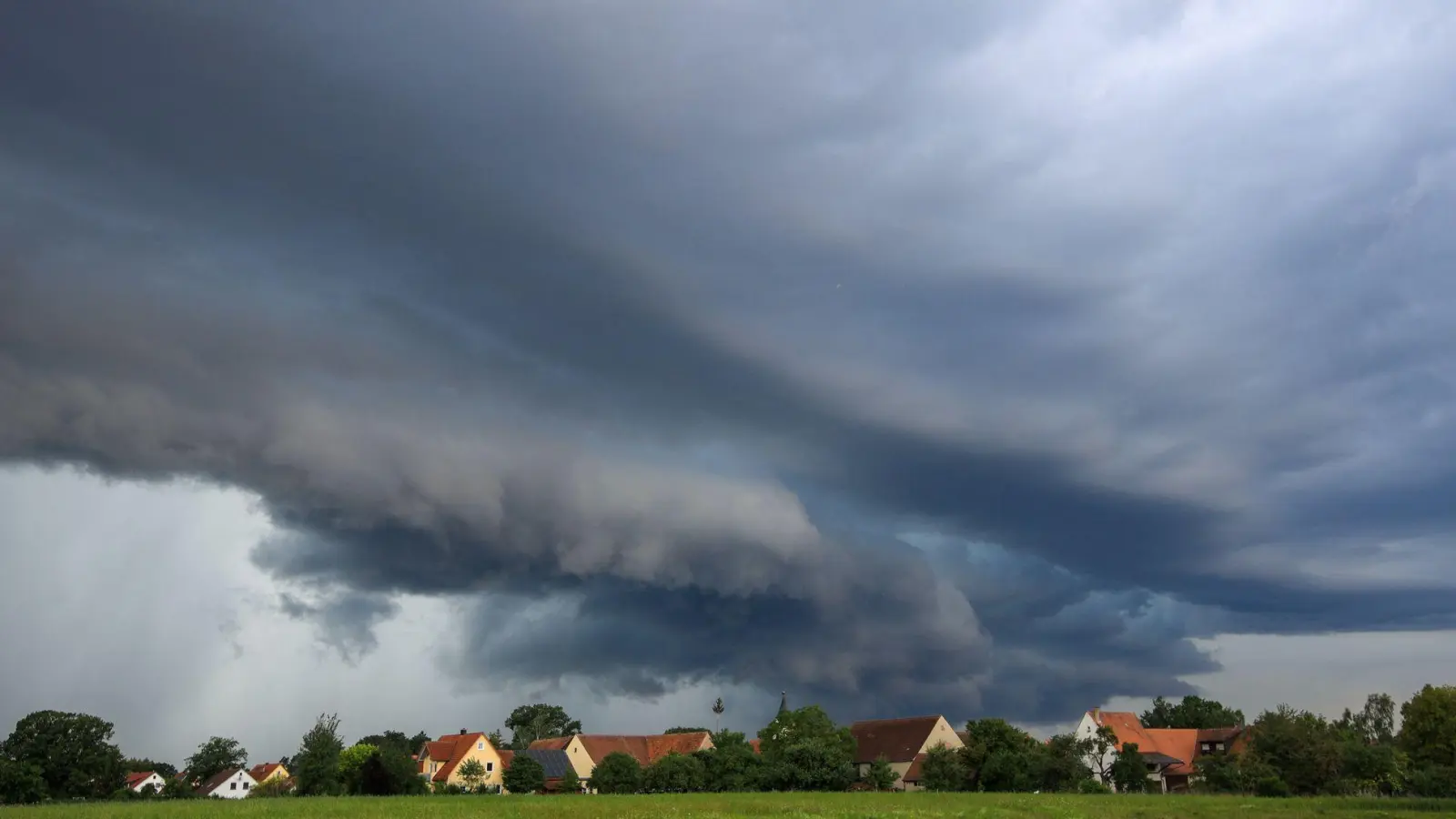 Ein Unwetter im Augst 2024 in der Nähe von Wolfratshausen in Oberbayern. (Archiv)  (Foto: Alexander Wolf/onw-images/dpa)