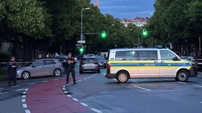 Die Polizei sperrte den Tatort ab.  (Foto: - Paul/Vifogra/dpa)