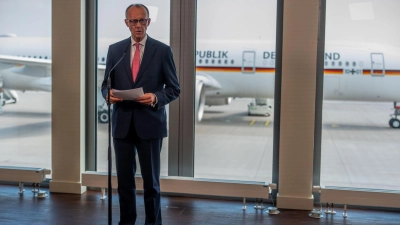 Bundeskanzler Merz fliegt zum G7-Gipfel - und dort wird auch die Eskalation im Konflikt zwischen Israel und dem Iran wei oben auf der Agenda stehen. (Foto: Michael Kappeler/dpa)
