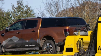 Bei einer Hausdurchsuchung im Fall des am 10. Oktober getöteten achtjährigen Fabian aus Güstrow beschlagnahmen die Ermittler einen Geländewagen. (Foto: Philip Dulian/dpa)