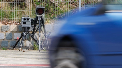 In Dinkelsbühl führte die Polizei an der Schule Geschwindigkeitsmessungen durch. (Symbolbild: Daniel Karmann/dpa)