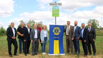 Trafen sich am Steinacher Weg (von links): Stefan Hübner (VR-Bank), Stadtbaudirektor Michael Knappe, Dieter Mai (Sparkasse), Oberbürgermeister Dr. Markus Naser, Sigi Kriegbaum (Firma Schneider &amp; Sohn), Spendensammlerin Sabine Schmitt, Klaus Endress (Projektpate Lionsclub Rothenburg-Uffenheim), Christian Ströbel (Projektpate Lionsclub), Thomas Reisgies (Präsident Lionsclub) und Rainer Korder (Past-Präsident Lionsclub). (Foto: Clarissa Kleinschrot)