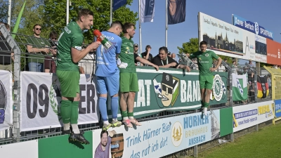 Sag zum Abschied ganz laut servus: Die scheidenden Regionalliga-Fußballer der SpVgg Ansbach, v. l. Jonas Bayerlein, Sebastian Heid, Michael Belzner und Michael Sperr, feiern nach dem Spiel gegen Wacker Burghausen mit den Fans und ihren Mannschaftskollegen.. (Foto: Martin Rügner)