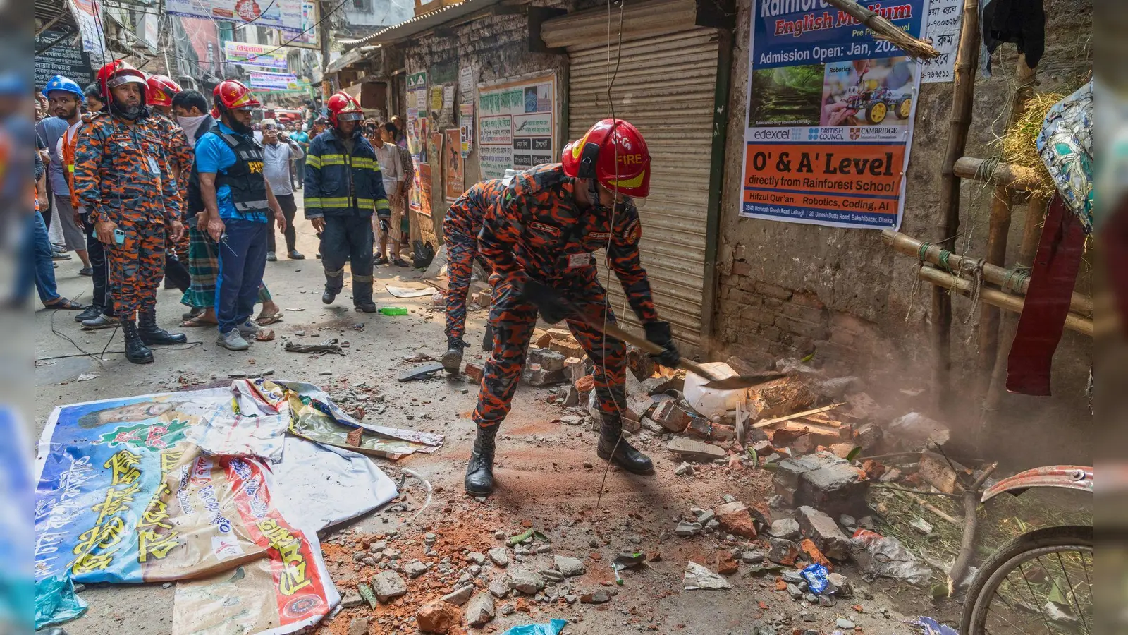 Ein Rettungsdienst-Mitarbeiter räumt nach einem Erdbeben die Trümmer von eingestürzten Gebäudeteilen weg.  (Foto: Abdul Goni/AP/dpa)