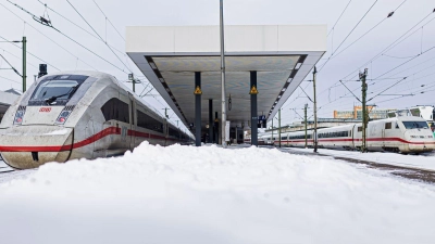Der Fernverkehr auf den wetterbedingt gesperrten Hauptstrecken soll nun wieder anlaufen.  (Foto: Moritz Frankenberg/dpa)