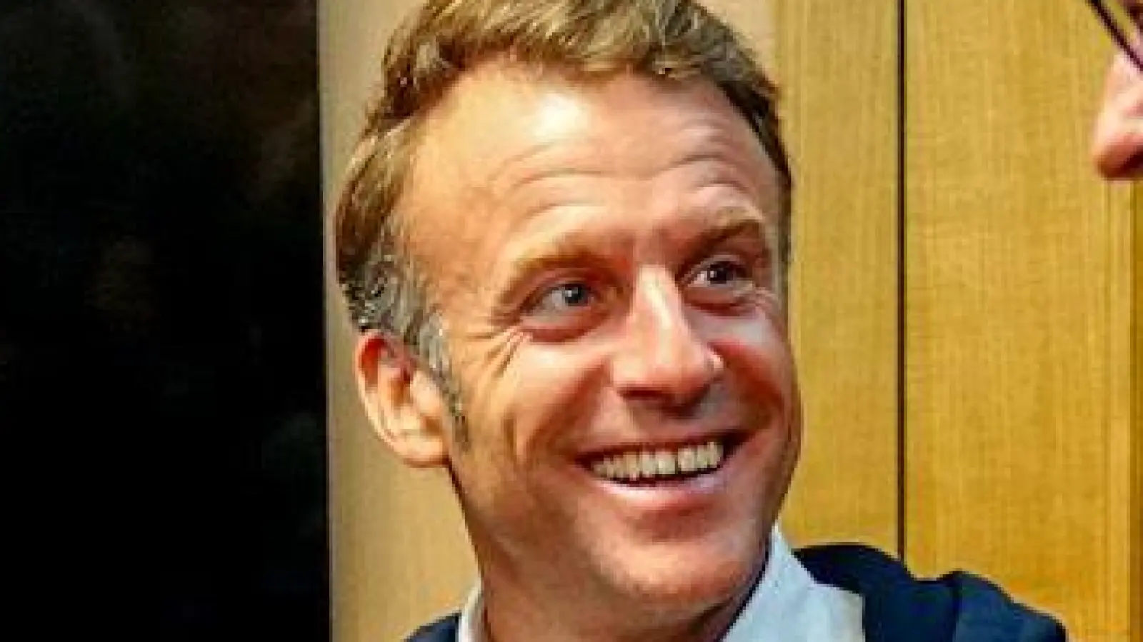 Auf dem Weg nach Kiew besprechen sich Präsident Emmanuel Macron, Bundeskanzler Friedrich Merz und Premierminister Keir Starmer - und wegen der anwesenden Presse räumt Macron noch schnell etwas vom Tisch, was später für Gerüchte sorgt.  (Foto: Kay Nietfeld/dpa)