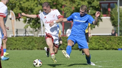 Moritz Ortner (in Weiß) war einer der drei Torschützen für den TSC Neuendettelsau im Hinspiel gegen Vorwärts Röslau (in Blau Florian Rupprecht). (Foto: Martin Rügner)