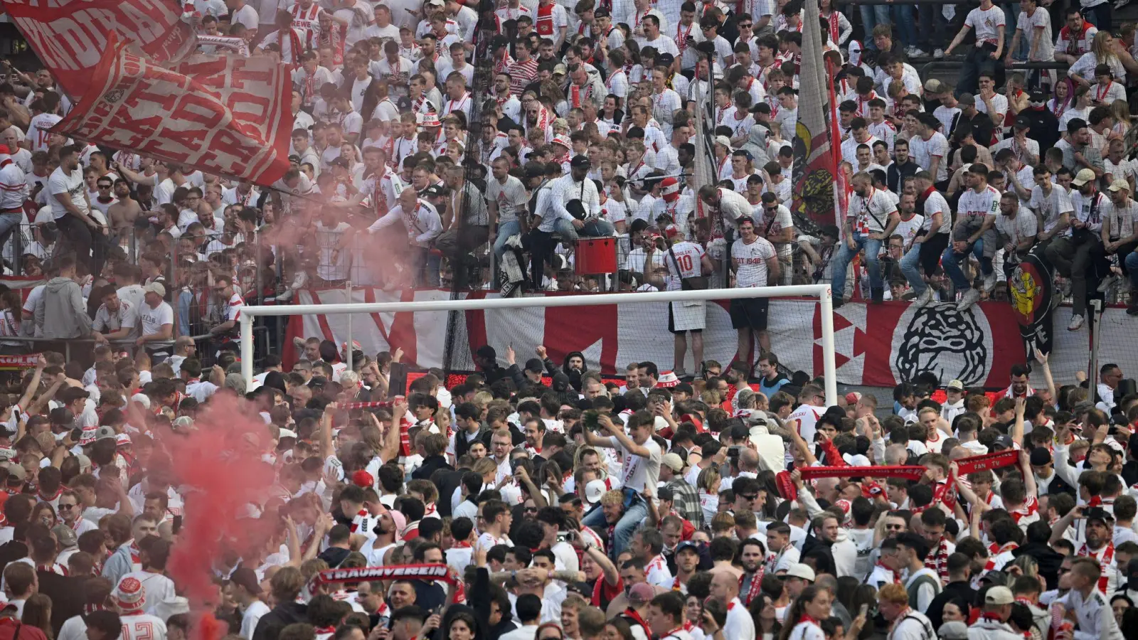 Köln feiert den Aufstieg. (Foto: Anke Waelischmiller/dpa)