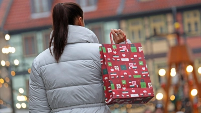 Die meisten Menschen geben laut Umfrage Geschenke zurück, die nicht gefallen. (Foto: Matthias Bein/dpa)