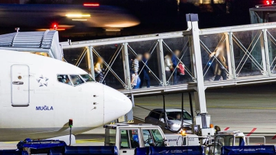 Ankunft in der niedersächsischen Landeshauptstadt: In Hannover ist ein Flieger aus Istanbul gelandet. (Foto: Moritz Frankenberg/dpa)