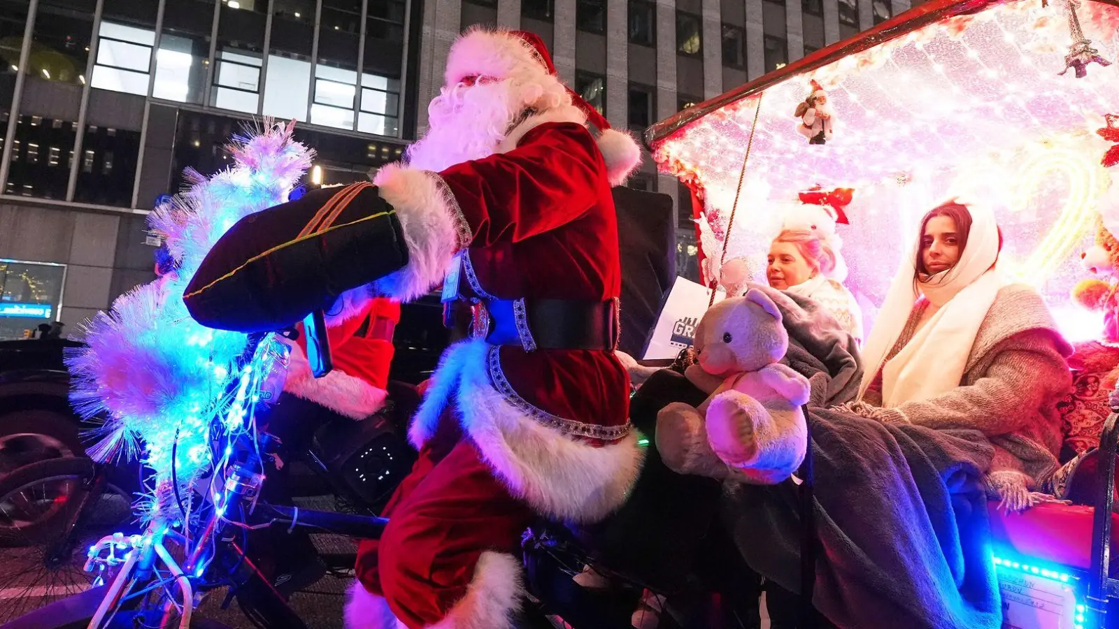 Santa on Tour: Weihnachtsmann radelt Fahrgäste durch New Yorks Sixth Avenue (Foto: Frank Franklin II/AP/dpa)