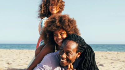 Sonne, Strand, gute Laune: Urlaub mit den Kindern kann so schön sein. (Foto: Oneinchpunch/dpa-tmn)