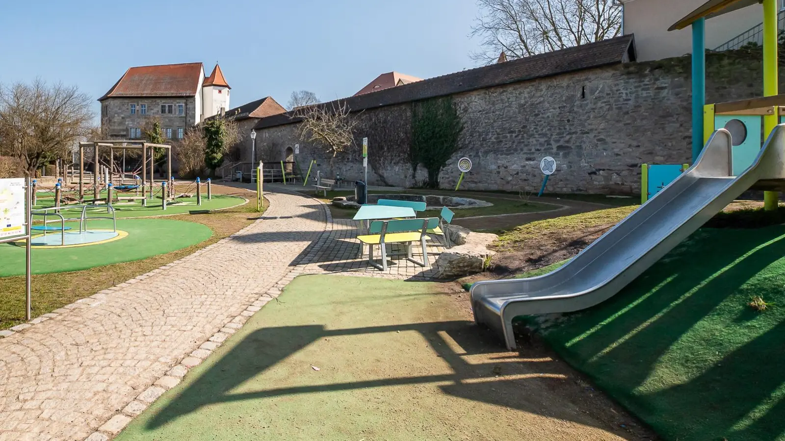 Spielspaß für alle Kinder – ob mit oder ohne Handicap – bietet der Spielplatz an der Neustädter Stadtmauer. Auch er konnte dank einer stattlichen Förderung realisiert werden. (Foto: Mirko Fryska)
