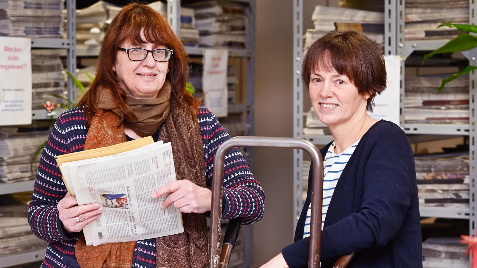 Hunderte Briefe erreichen die FLZ täglich - und selbstverständlich werden auch jede Menge verschickt: Das alles haben Ute Riedl (links) und Silke Simon aus der Poststelle im Griff. (Foto: Jim Albright)