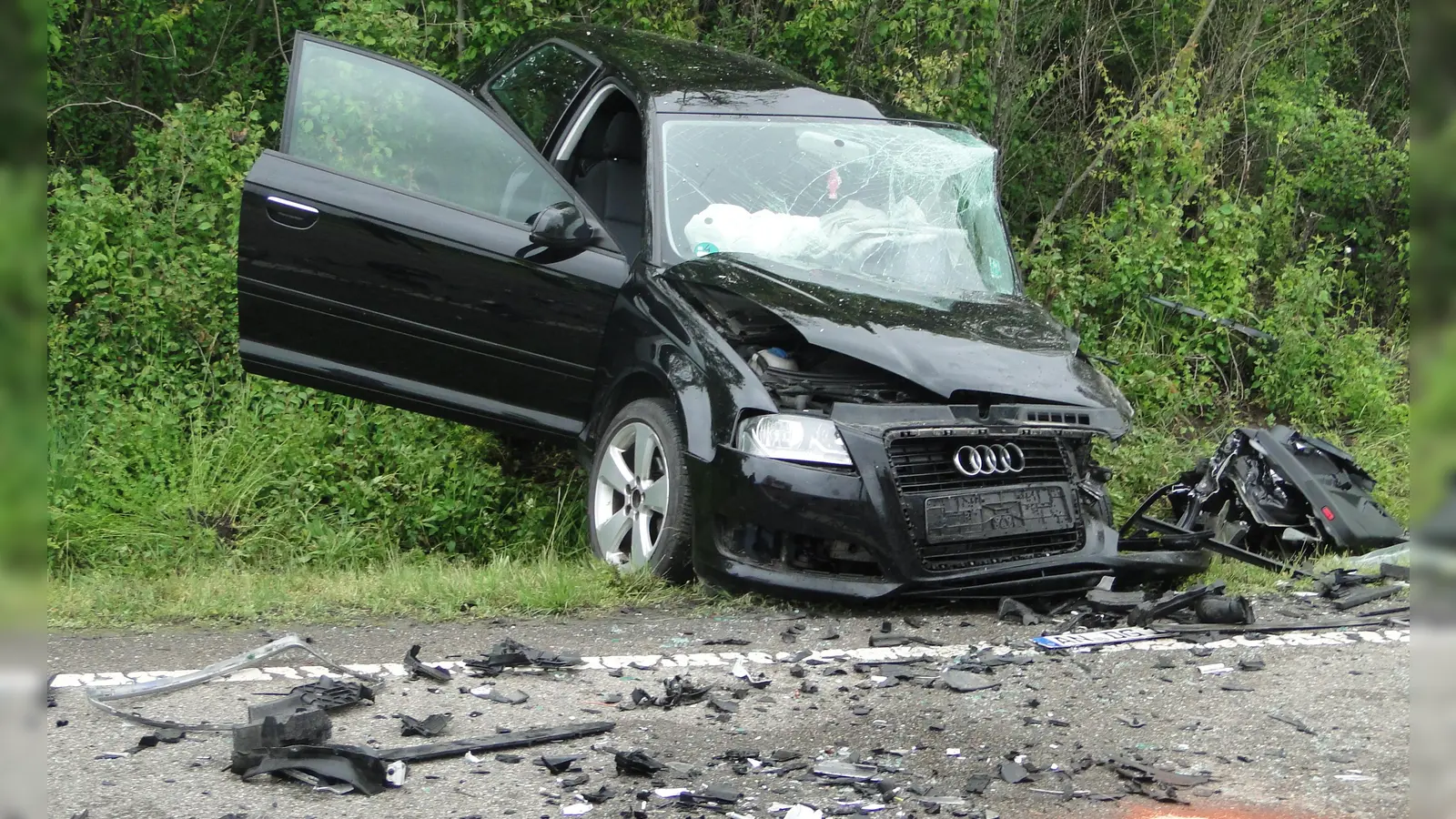 Auf der B13 zwischen Ansbach und Lehrberg kam es am Freitagnachmittag zu einem Frontalzusammenstoß. (Foto: Winfried Vennemann)