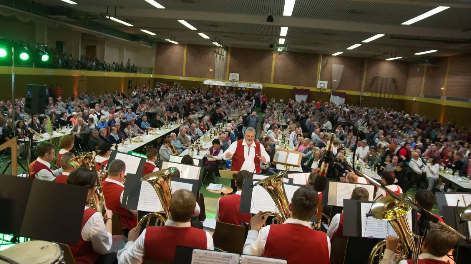 Die Blaskapelle Illenschwang – angeführt von ihrem langjährigen Dirigenten Günther Harich – bei einem früheren Konzert in der Wassertrüdinger Hesselberghalle. In Zukunft werden die Musikerinnen und Musiker von Martin Krauß geleitet. (Foto: Martin Leonhardt)