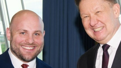 AfD-Politiker Markus Frohnmaier: Handshake mit Putins Vertrautem und Gazprom-Chef Alexej Miller beim Wirtschaftsforum in St. Petersburg. (Foto: Handout / Berlin/AfD/dpa)