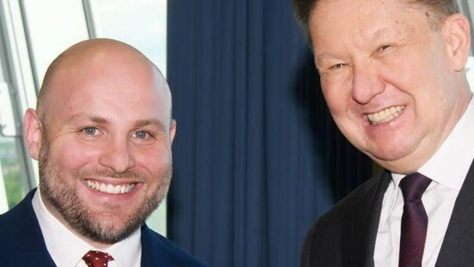 AfD-Politiker Markus Frohnmaier: Handshake mit Putins Vertrautem und Gazprom-Chef Alexej Miller beim Wirtschaftsforum in St. Petersburg. (Foto: Handout / Berlin/AfD/dpa)