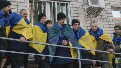 Russland und die Ukraine haben im Krieg schon wiederholt Gefangene ausgetauscht - nun hat der bislang größte Austausch begonnen. (Archivbild) (Foto: -/kyodo/dpa)