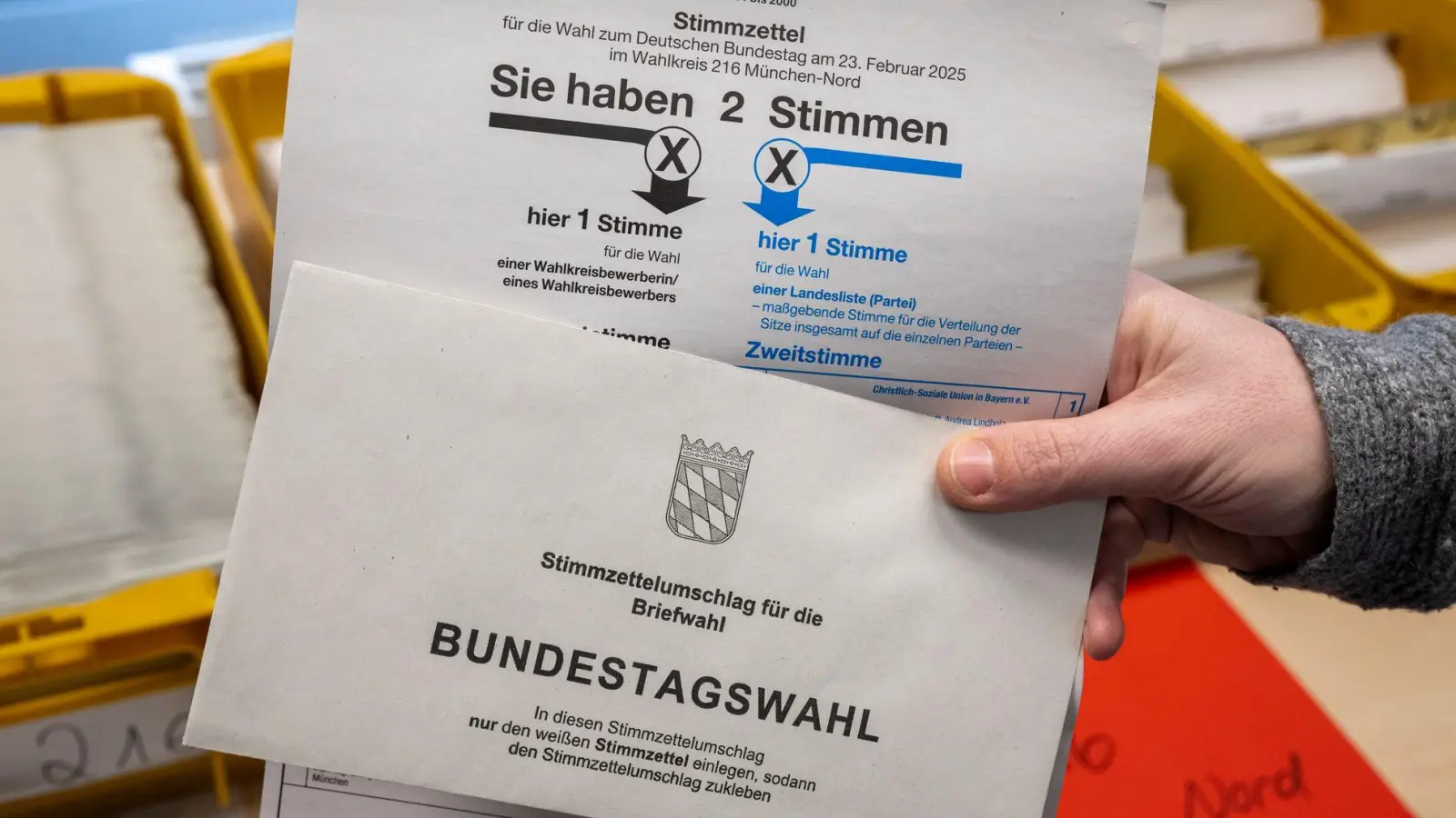 Die Zahl der Sitze im neuen Bundestags ist auf 630 beschränkt. Wie viele bayerische Abgeordnete das Parlament künftig haben wird, hängt neben der Zahl der Stimmen für die einzelnen Parteien auch von der Wahlbeteiligung ab. (Archivbild) (Foto: Peter Kneffel/dpa)