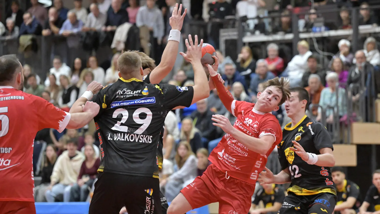 Das Hinspiel gegen Coburg (in schwarz links Leonards Valkovskis und rechts Georgi Blahodir) gewannen die Rothenburger um Robin Schweizer (am Ball) mit 33:31. Nun wollen sie in Coburg den Klassenerhalt perfekt machen.  (Foto: Martin Rügner)