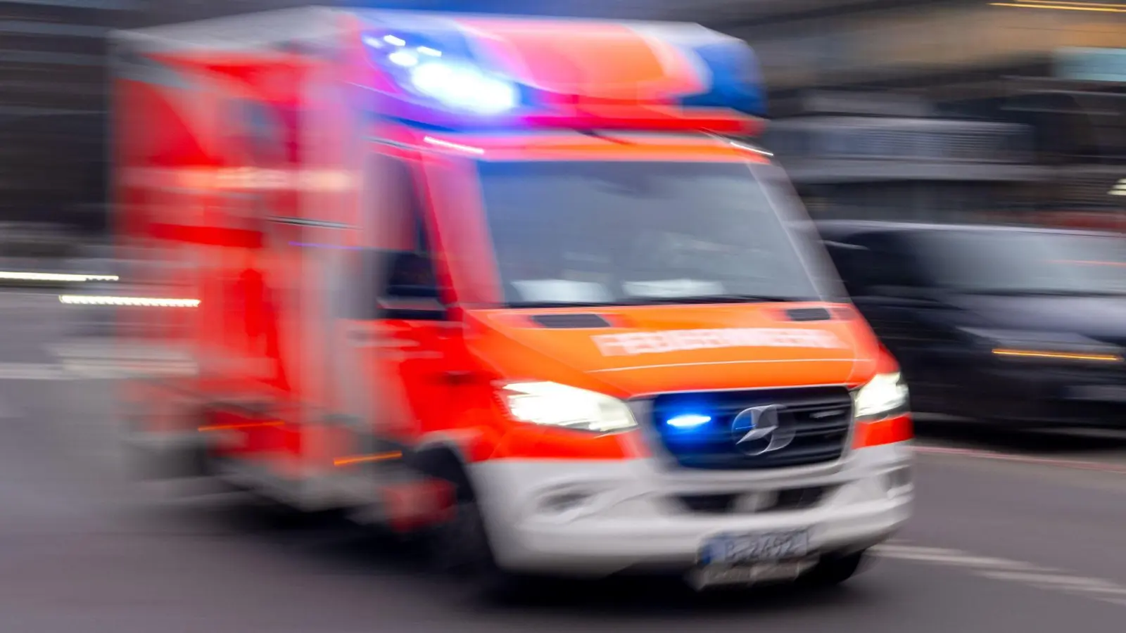 Die 76-Jährige wird mit lebensgefährlichen Kopfverletzungen ins Krankenhaus gebracht. (Symbolbild)  (Foto: Monika Skolimowska/dpa)