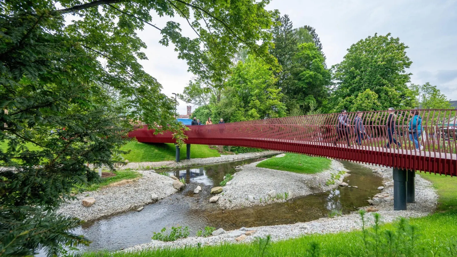 Passend zum Further Freilichtspiel „Drachenstich“ ist das Brückengeländer laut Veranstaltern in „drachenblutrot“ gestaltet. (Foto: Armin Weigel/dpa)