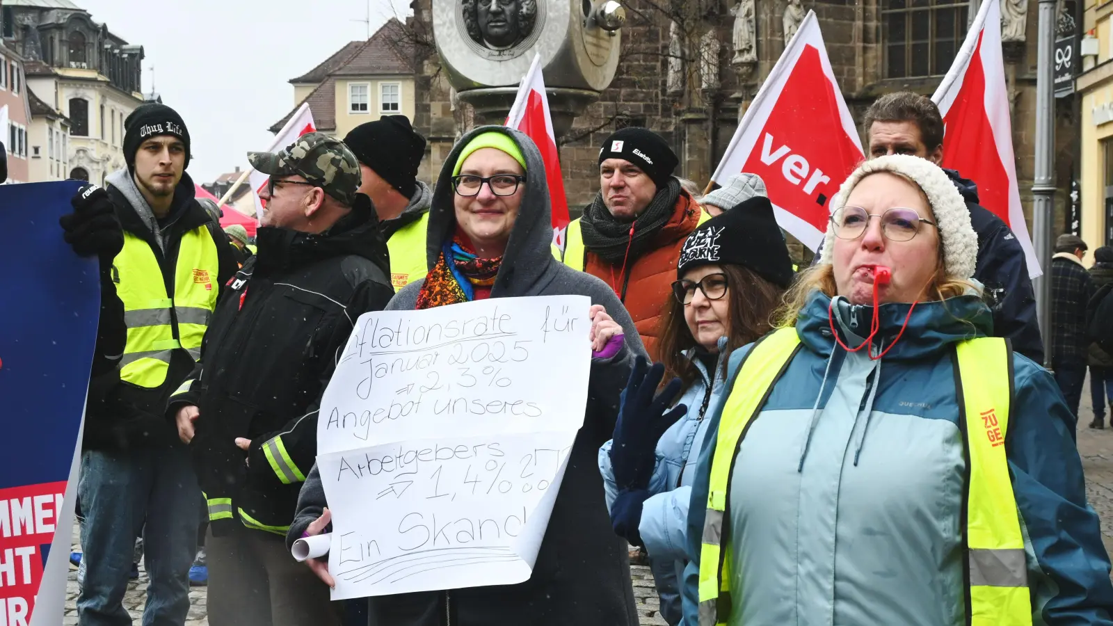 Mit Plakaten und Transparenten verliehen die Teilnehmer ihren Forderungen Nachdruck. (Foto: Luca Paul)
