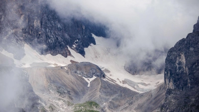 Der Höllentalferner als Deutschlands größter Gletscher lockt zahlreiche Bergsteiger an. (Archivbild)  (Foto: Matthias Balk/dpa)