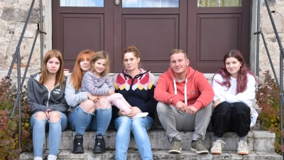 Rebecca Wagner (Mitte) und ihre vier Töchter Hannah, Sophie, Mila (von links) und Lea (rechts) sowie ihr Lebensgefährte Timothy Crosby vor ihrem vorübergehenden Obdach im Gutshof Gress. (Foto: Andreas Reum)