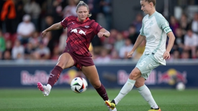 Michelle Ulbrich (r) kommt zum FC Bayern. (Foto: Hendrik Schmidt/dpa)