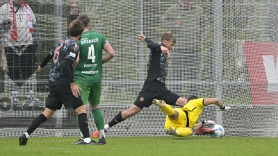 Für die Bayern „ein klarer Elfmeter”: Der Ansbacher Torwart Heiko Schiefer im Zweikampf mit dem Münchner Samuel Unsöld.  (Foto: Martin Rügner)