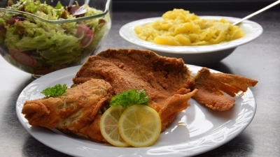 Er teilt sich mit der Regenbogenforelle den ersten Rang bei den beliebtesten Fischarten in Mittelfranken: der Karpfen. Gebacken schmeckt er besonders lecker. (Foto: Florian Schwab)