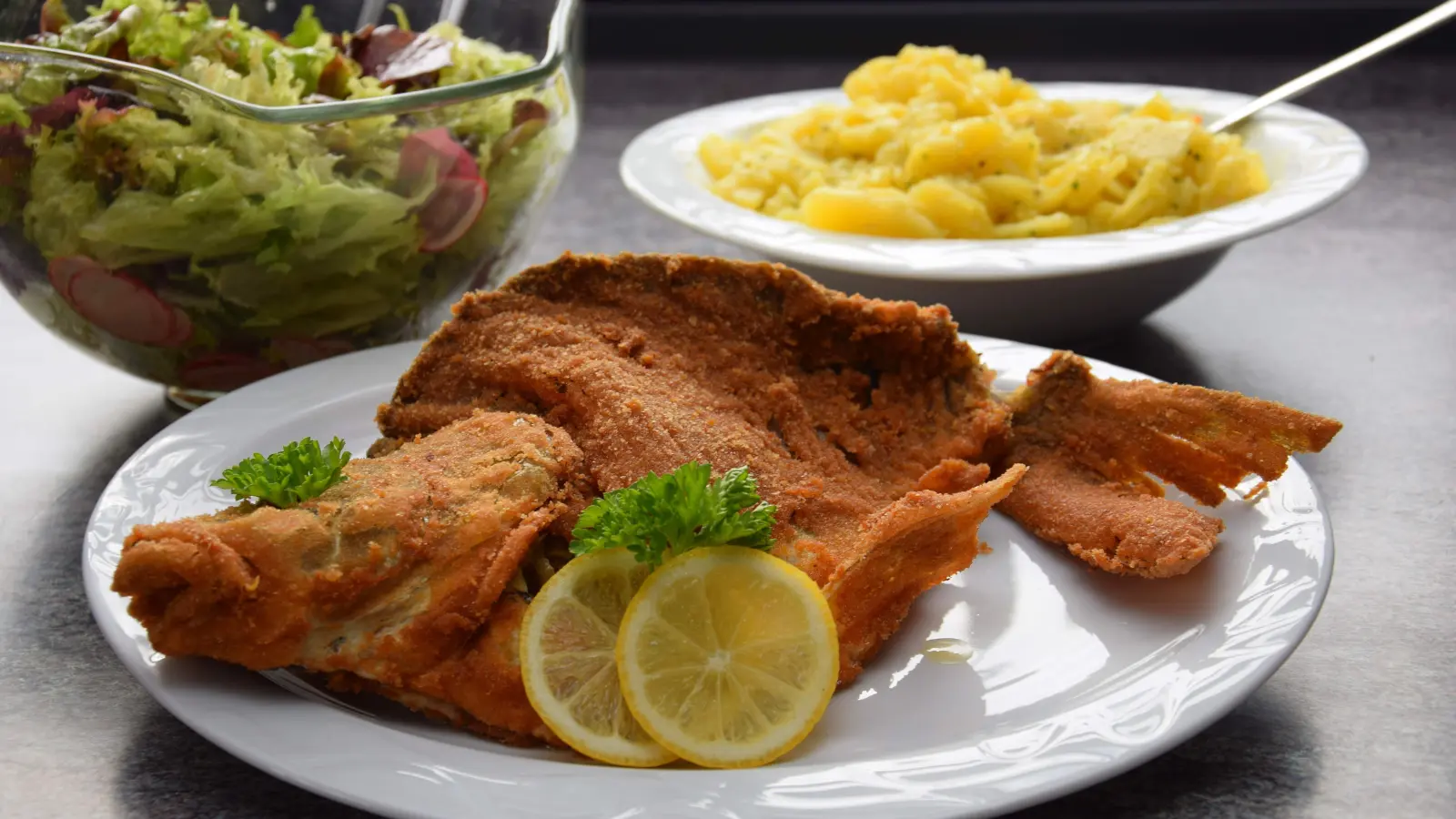 Er teilt sich mit der Regenbogenforelle den ersten Rang bei den beliebtesten Fischarten in Mittelfranken: der Karpfen. Gebacken schmeckt er besonders lecker. (Foto: Florian Schwab)