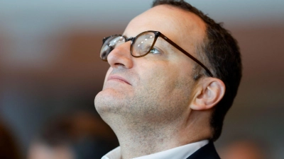 Unionsfraktionschef Jens Spahn gerät unter Druck, weil er mit seinem Mann mit Hilfe einer Leihmutter Nachwuchs bekam. (Archivbild) (Foto: Thomas Banneyer/dpa)