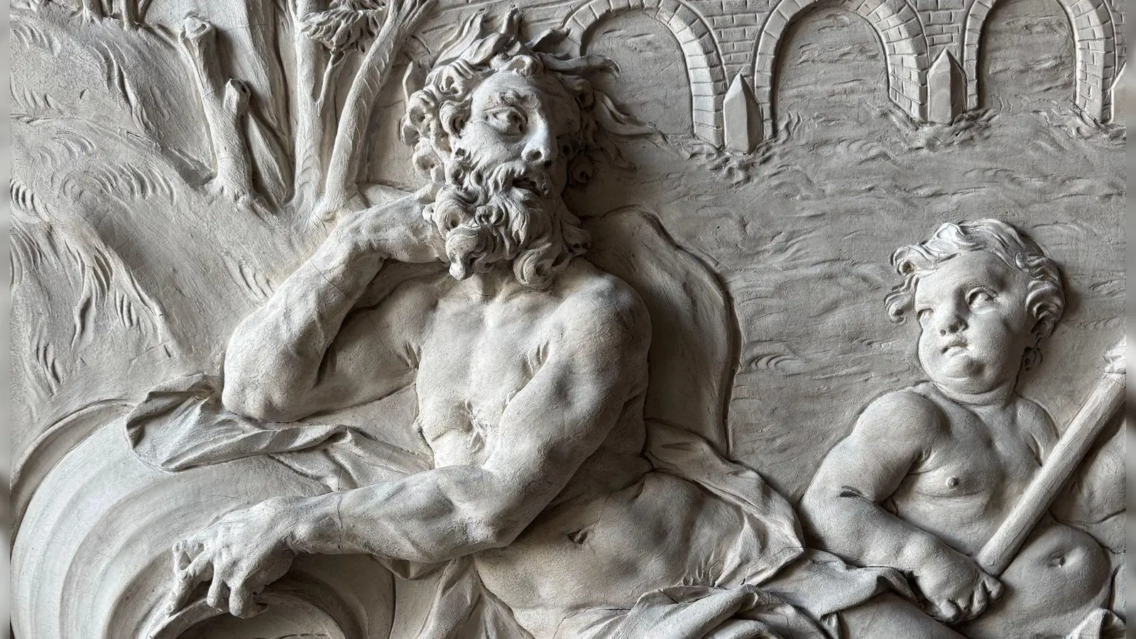 Der Flussgott aus Stuck, geschaffen vor fast 300 Jahren, hat eine neue Nase und ein frisches Knie bekommen. (Foto: Lara Hausleitner)