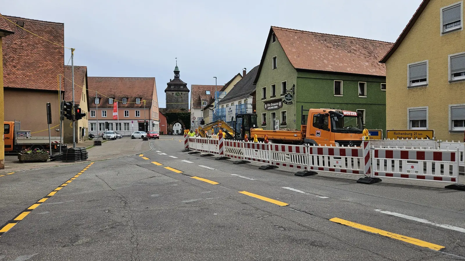 Wegen Bauarbeiten vor dem Oberen Tor in Leutershausen wird der Verkehr an einem viel befahrenen Knoten derzeit mit einer Ampelanlage geregelt. (Foto: Wolfgang Grebenhof)