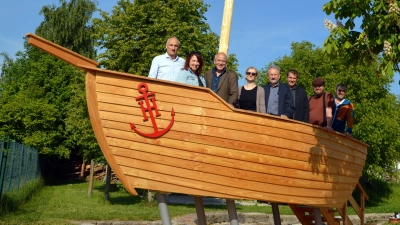 Planer, Fördergeber, Handwerker: Sie alle stachen am Mittwochmorgen auf dem Reinhardshöfer Wasserspielplatz gemeinsam in See. (Foto: Johannes Zimmermann)