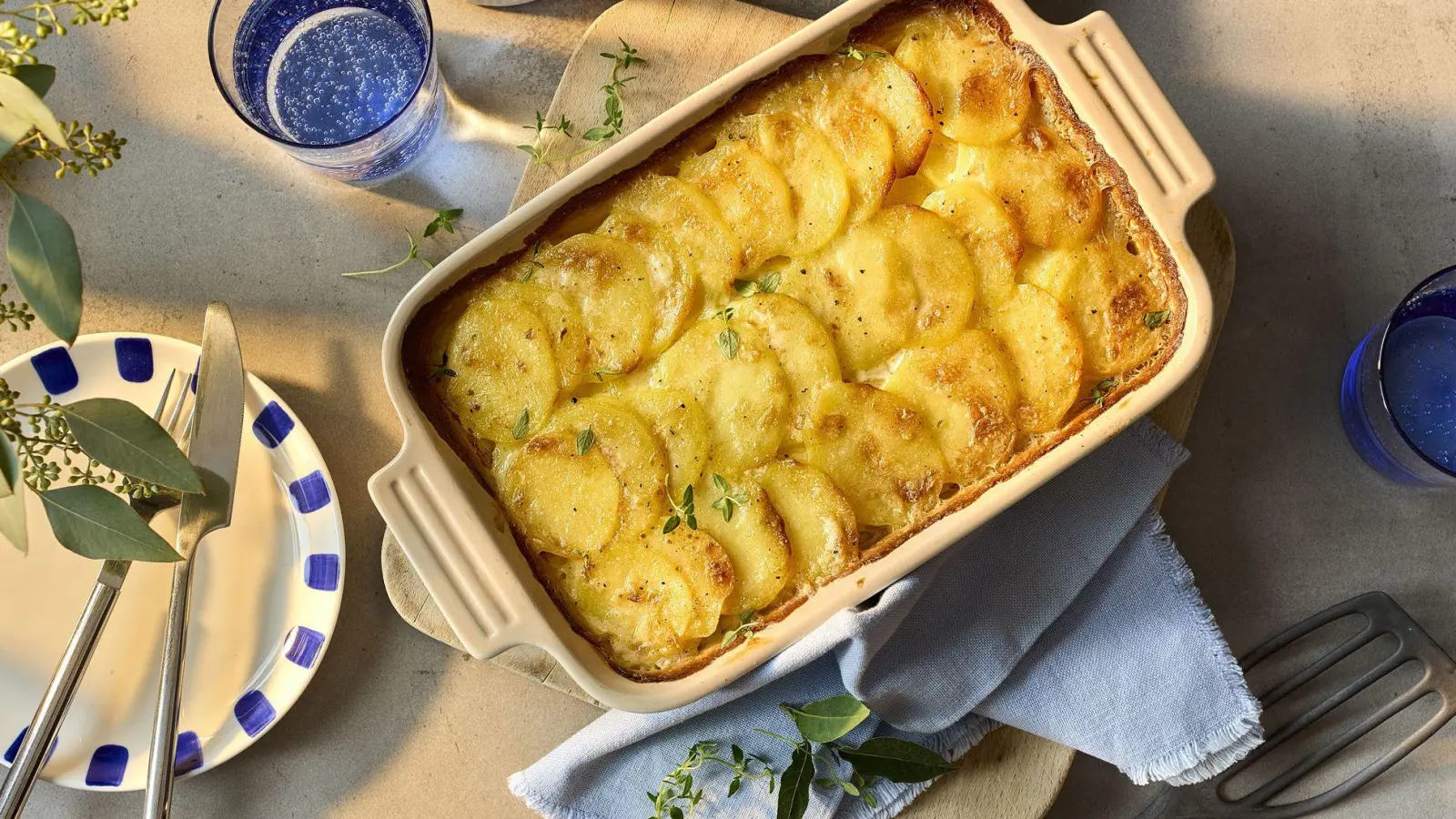Das Gratin Dauphinois eignet sich als Beilage zu Fleisch, Fisch oder Gemüse sowie als Hauptgericht. (Foto: KMG/die-kartoffel.de/dpa-tmn)