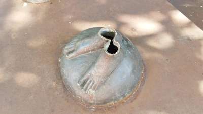 Glatt abgetrennt wurde eine Figur des Flötenspielerpaares am Sparkassenplatz. (Foto: Robert Maurer)