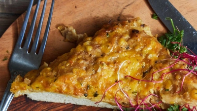 Zwiebelkuchen sollte mit Ober-Unterhitze gebacken werden. Umluft würde ihn aus Sicht von Doreen Bergmann austrocknen.  (Foto: Andreas Drouve/dpa-tmn)