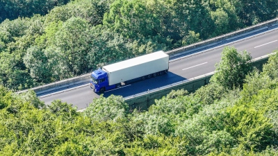 Der Lastwagen mit entzündlichem Gefahrgut steht auf der Autobahn 8 in Fahrtrichtung München. (Foto: Jason Tschepljakow/dpa)